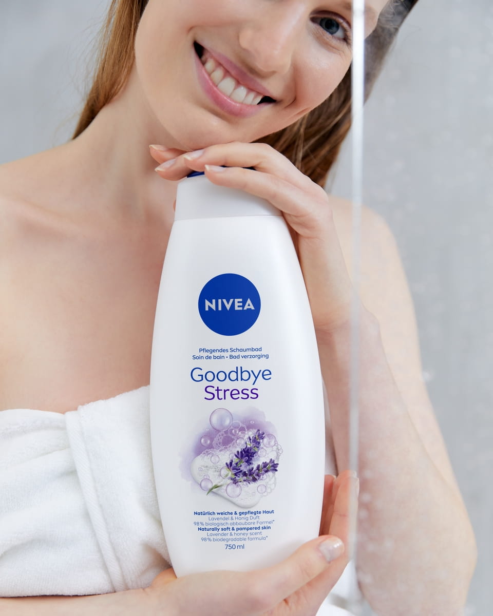 mulher a tomar banho com gel de duche NIVEA