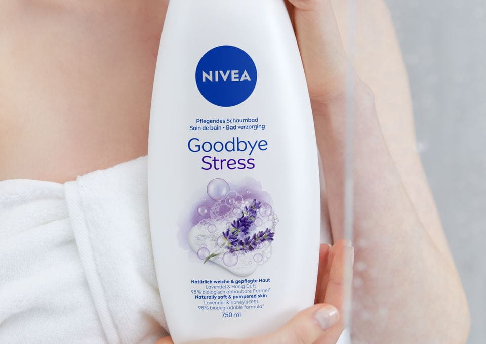 mulher a tomar banho com gel de duche NIVEA