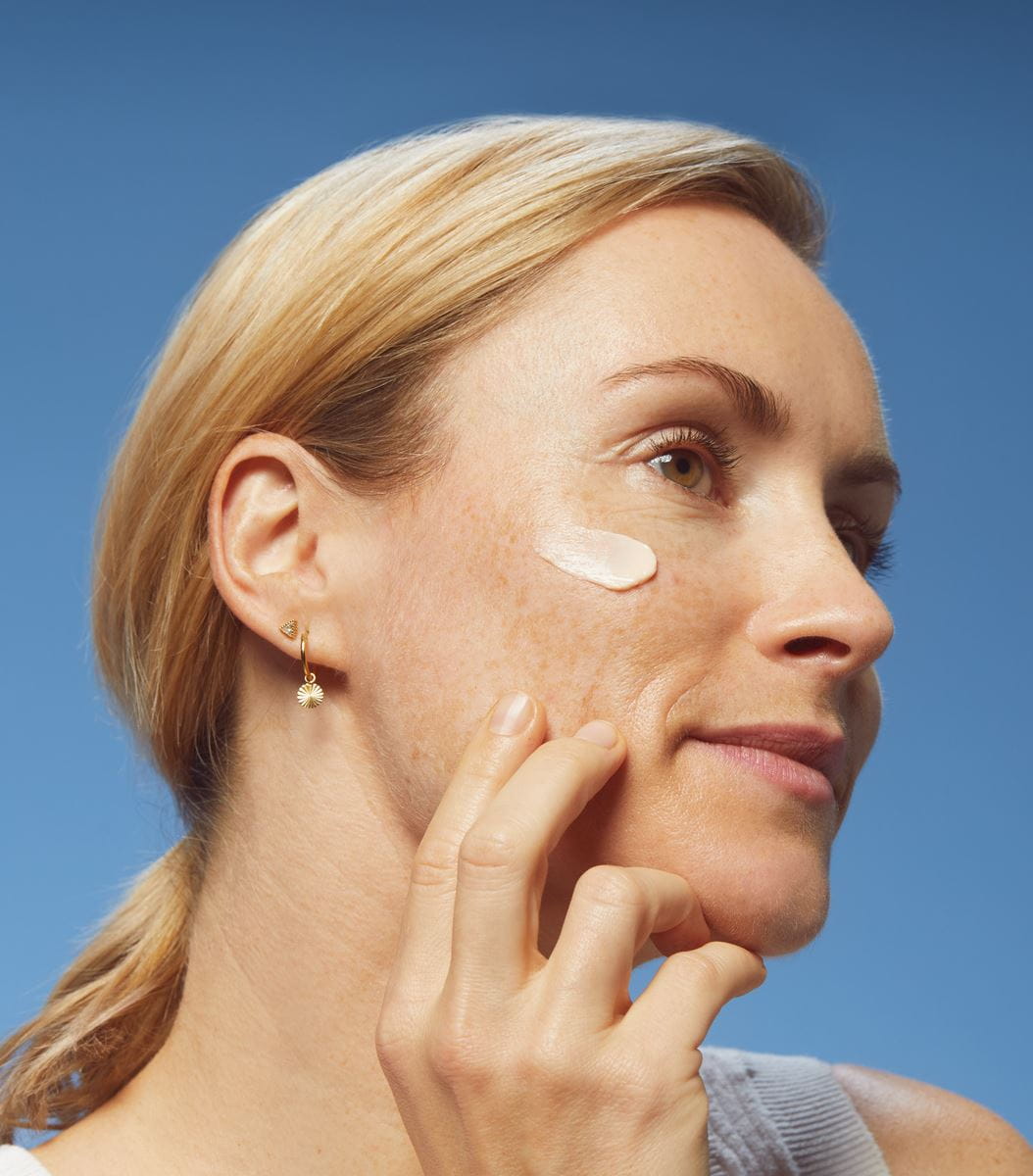 kvinde, der bruger Nivea Cellular Luminous Anti Spot Serum