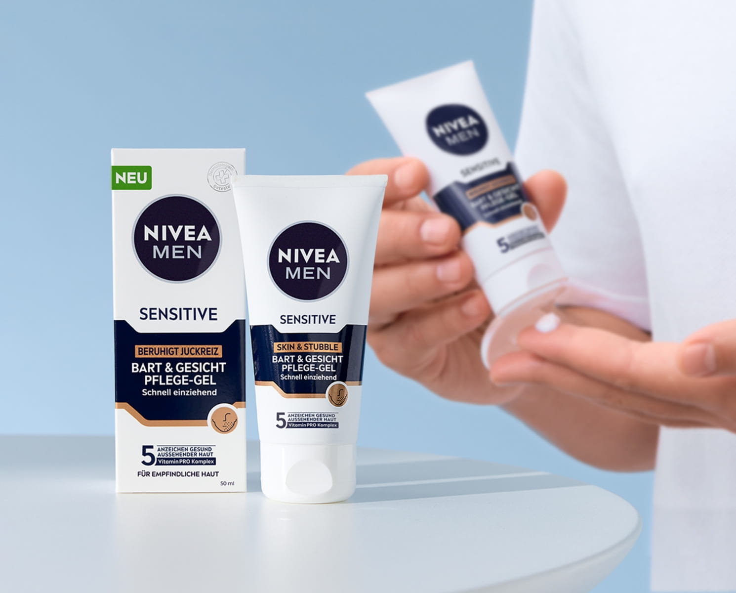 Ein Mann benutzt das neue NIVEA MEN Sensitive Bart & Gesicht Pflege-Gel. 