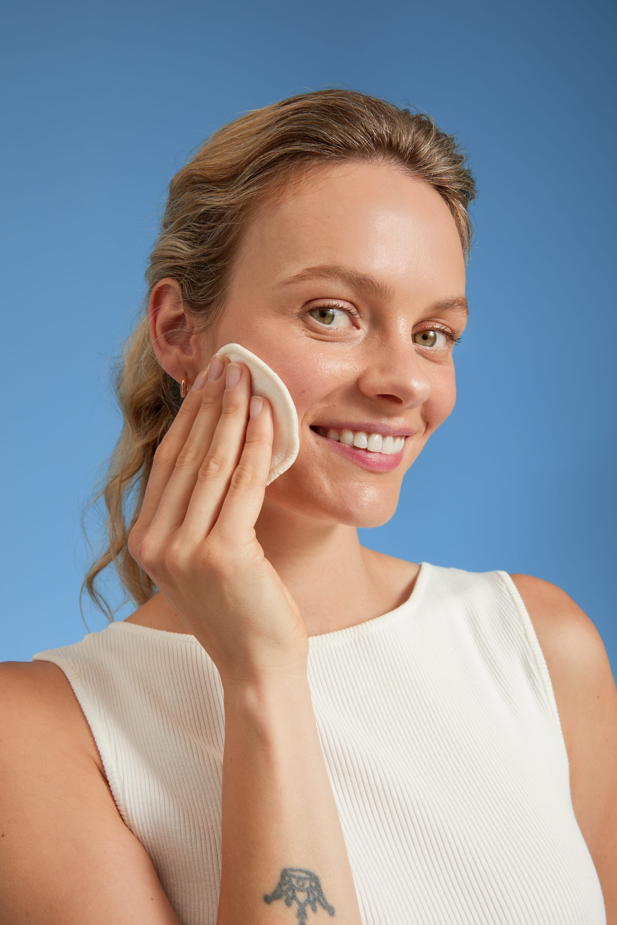 person rengör ansiktet med bomullsrondell