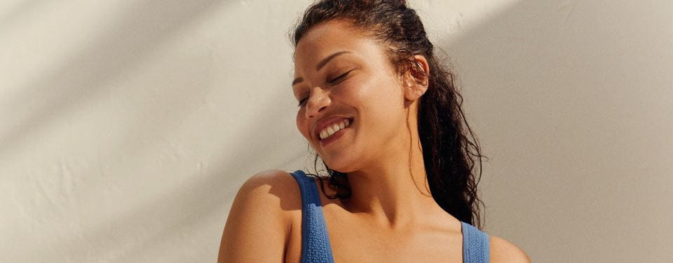 jeune femme debout au soleil