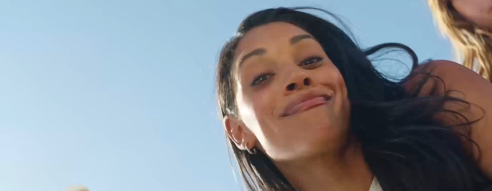 žena s dlhými tmavými vlasmi