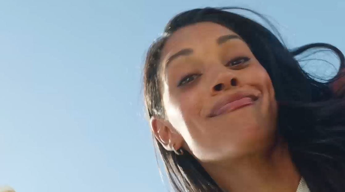 žena s dlhými tmavými vlasmi