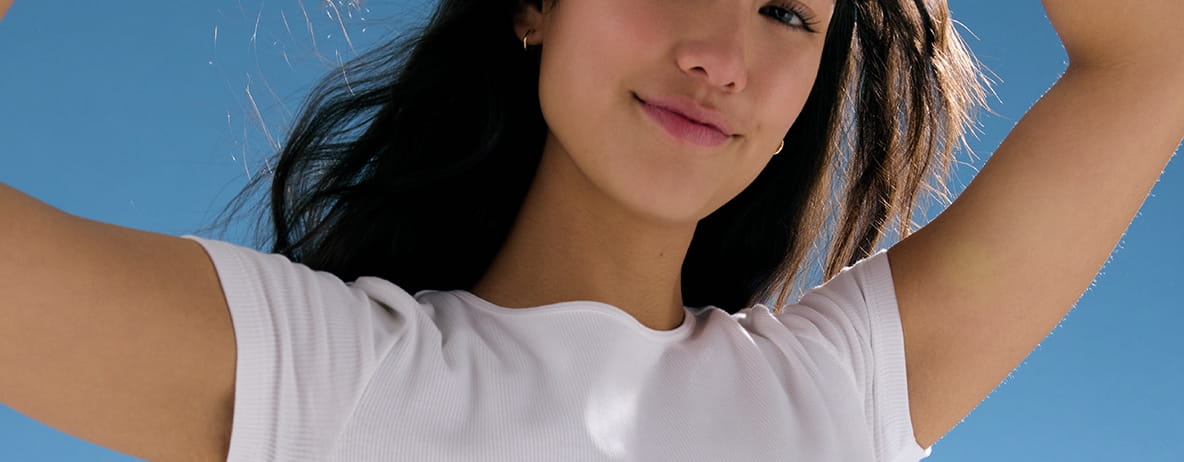 femme les bras levés