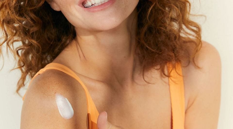 Vrouw met gember en krullend haar