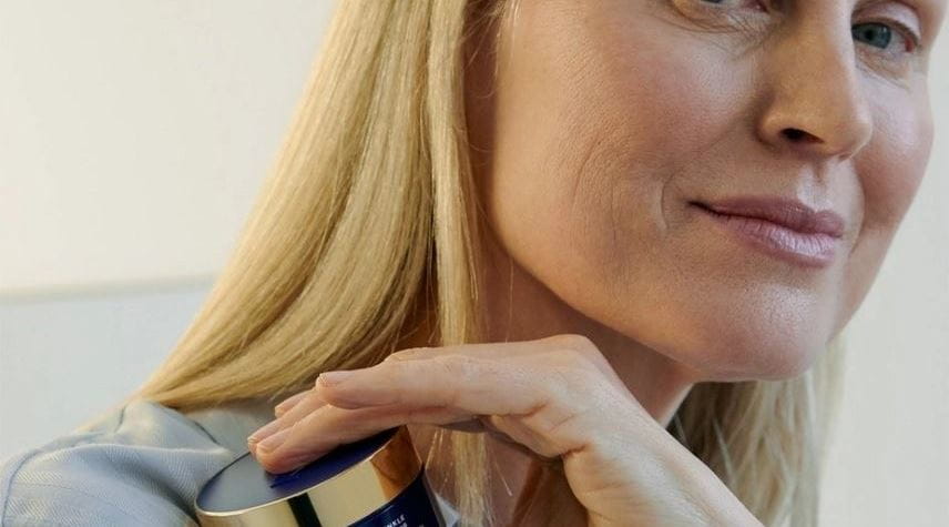 mulher idosa segurando um pote de creme nivea