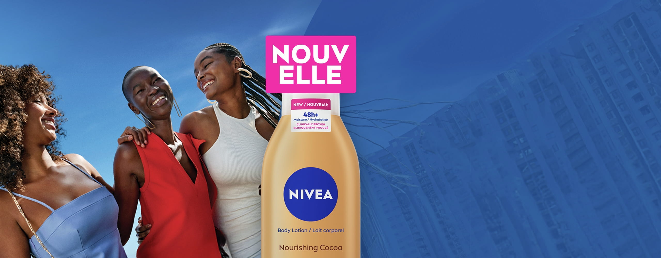 Femme appliquant du cacao nourrissant à hyaluron sur peau sèche