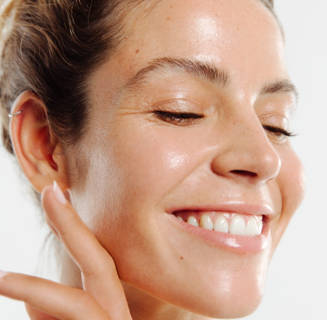 Lächelnde Frau mit strahlender Haut