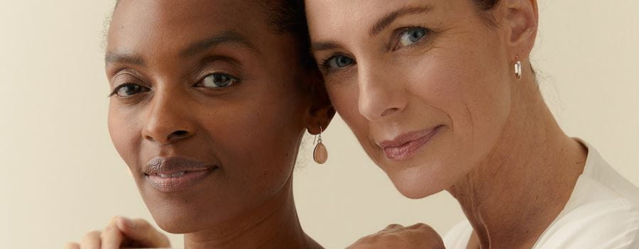 Cellular anti-age oudere vrouw met ijs achtergrond