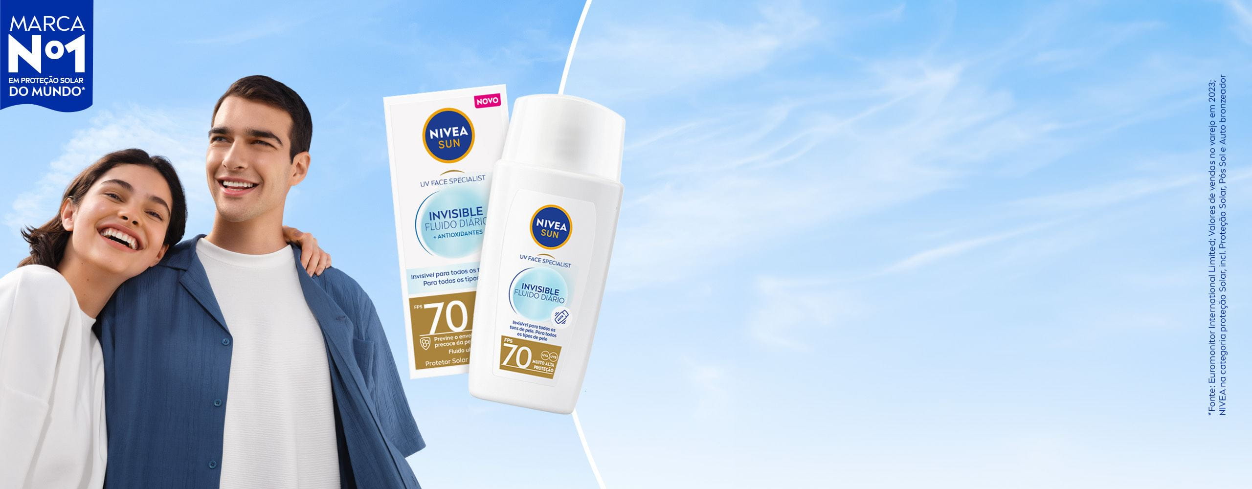 Uma mulher branca e um homem branco com camisetas branca e azul respectivamente e a imagem do protetor solar facial ao lado