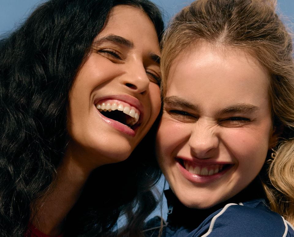 dva přátelé se baví