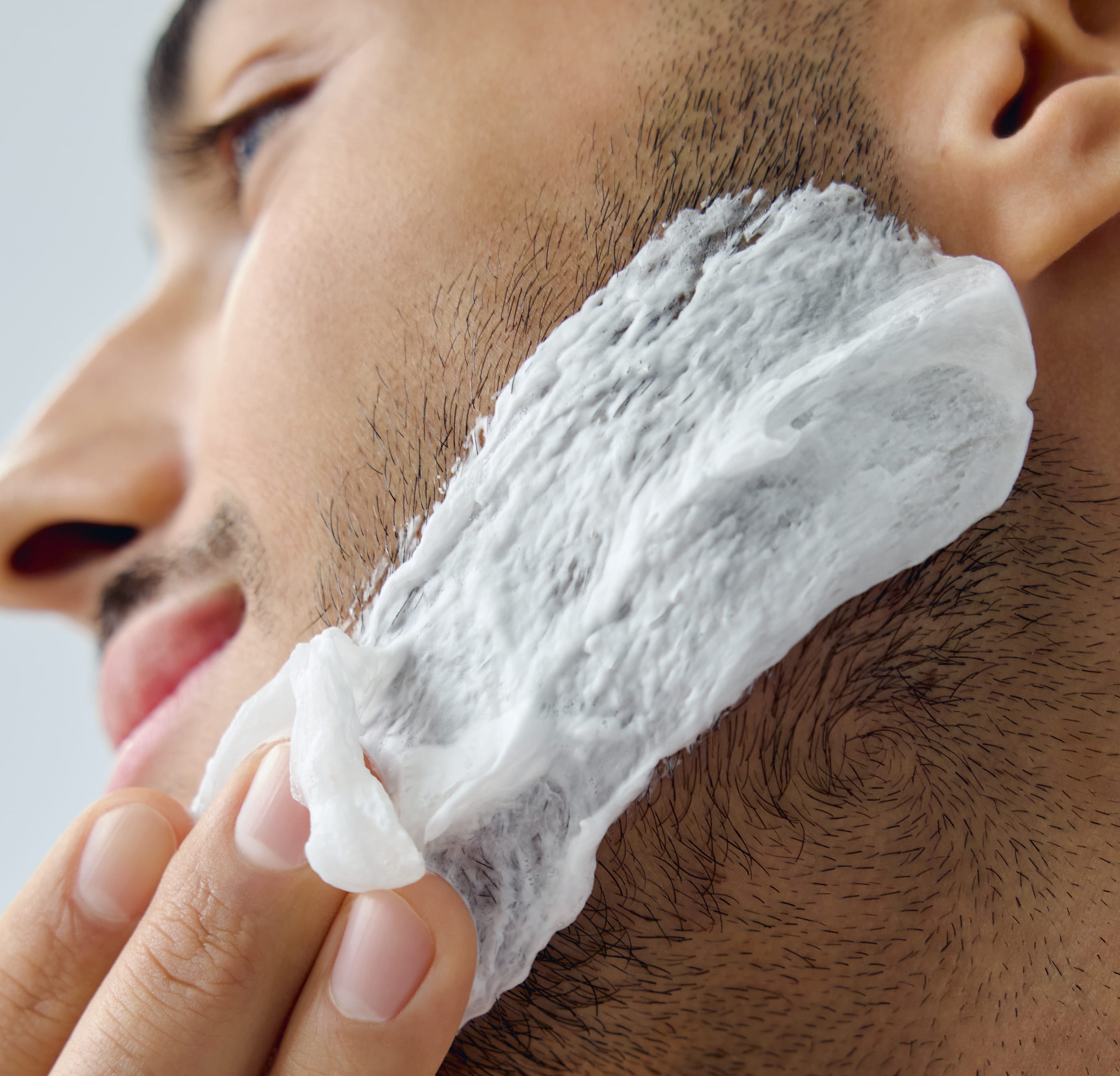ung man som använder Nivea rakskum