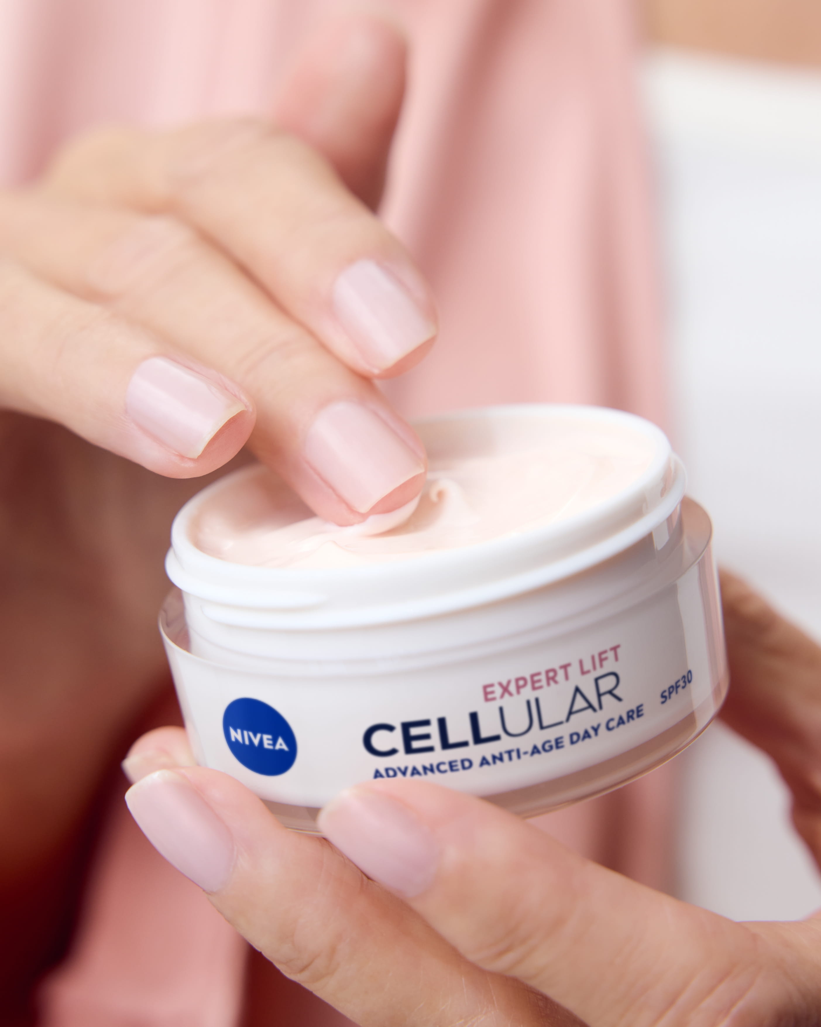 Жінки наносять крем від глибоких зморшок від Nivea