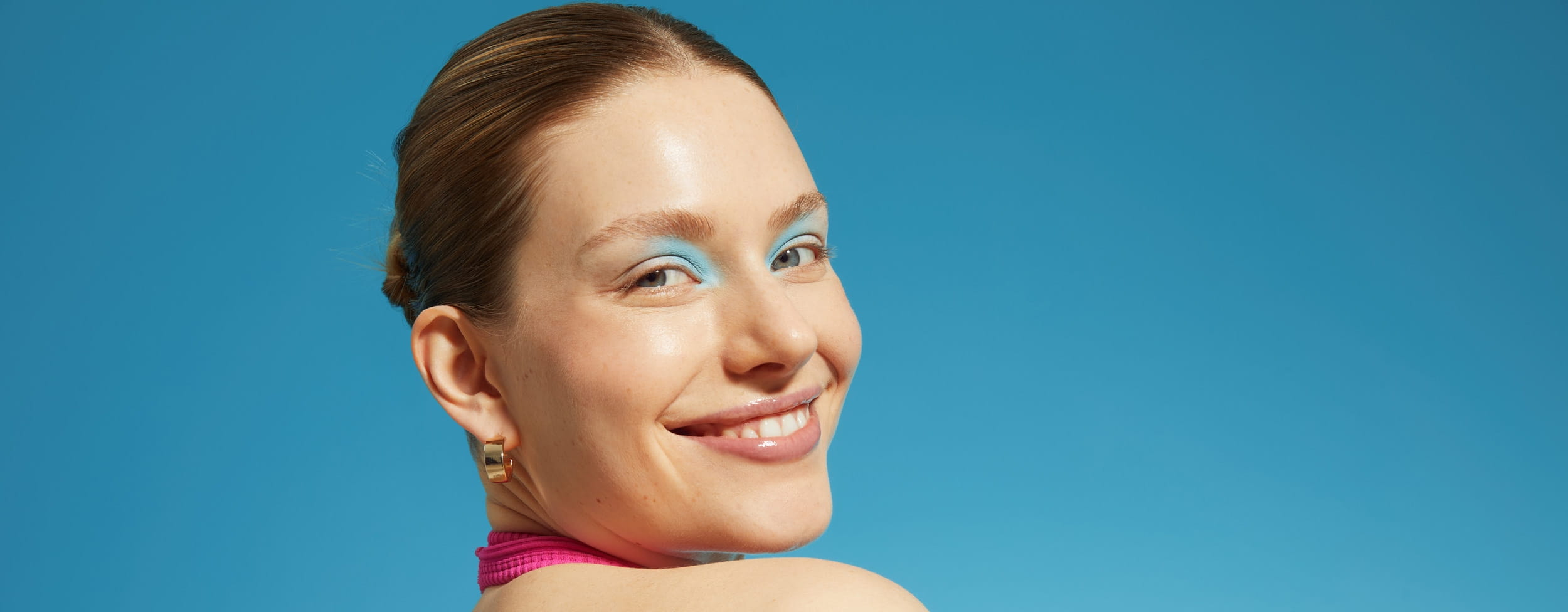 Donna sorridente con makeup