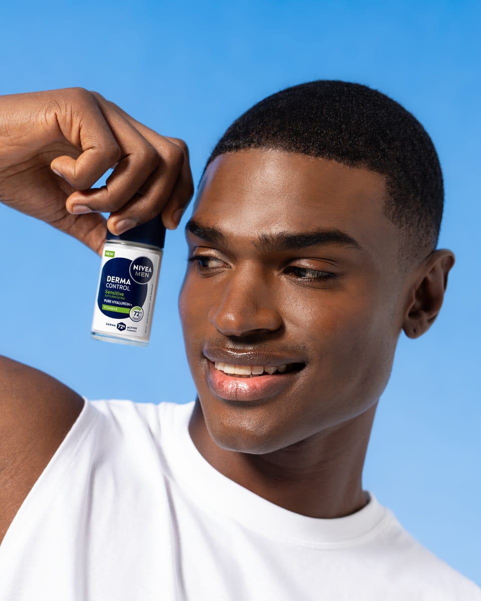 Młody mężczyzna używający roll-on Nivea Derma Control
