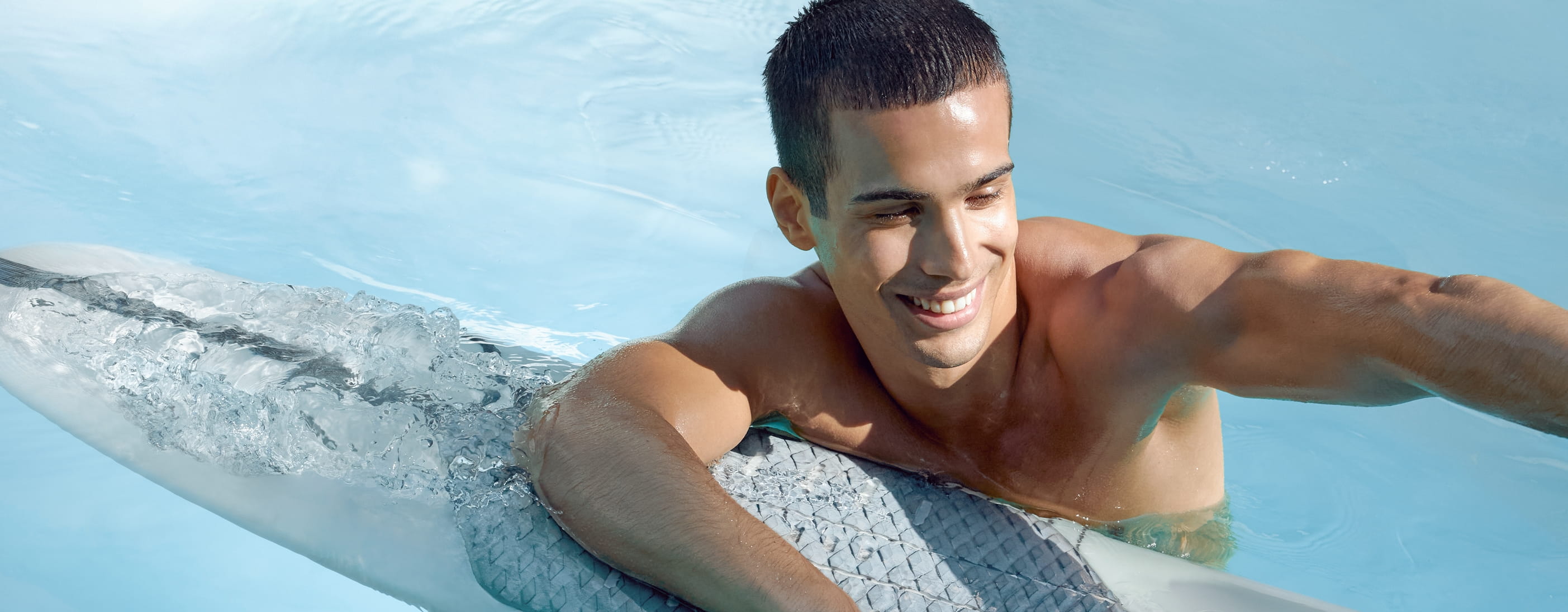 Giovane uomo su una tavola da surf