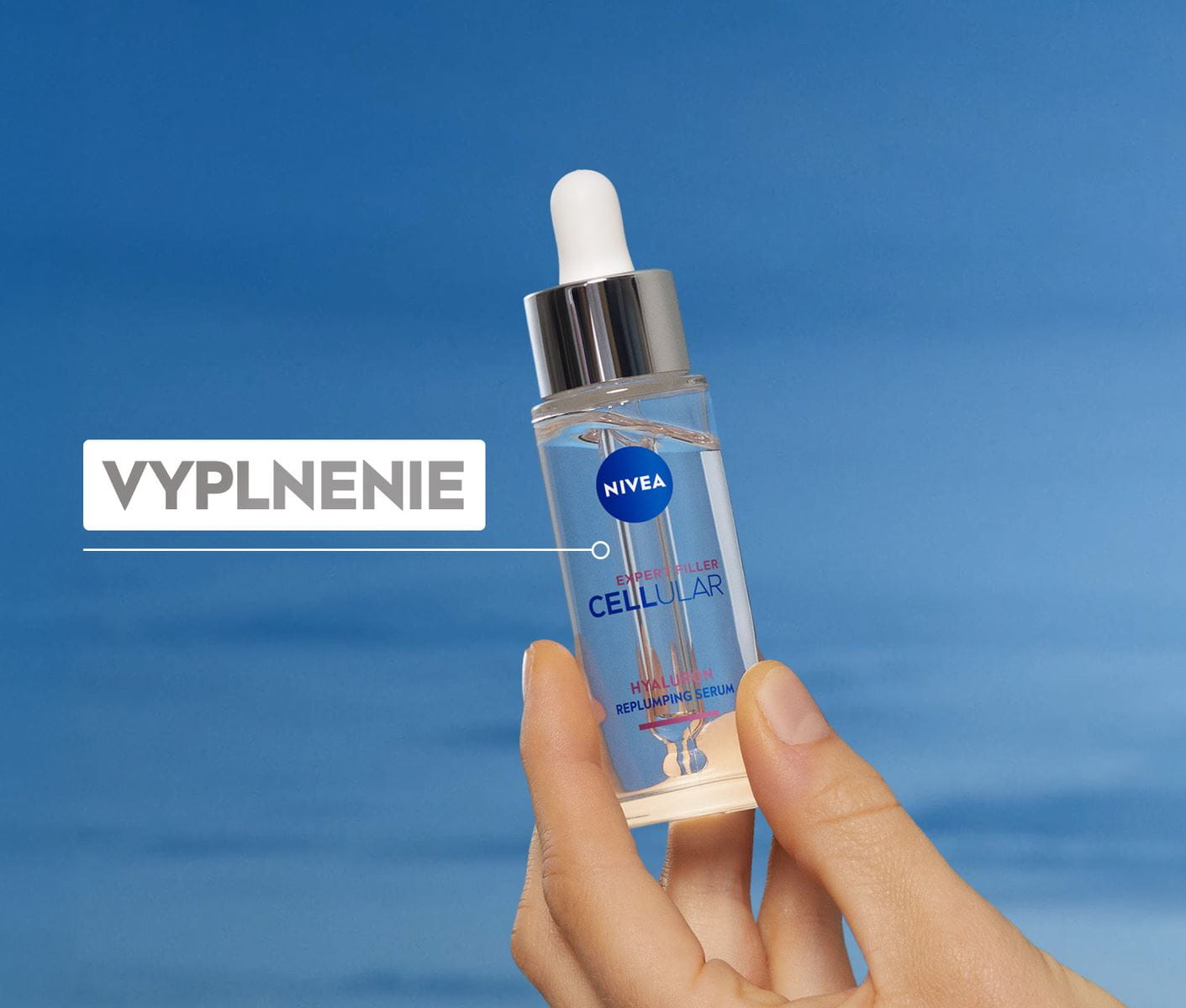 Ruka držiaca NIVEA Vypĺňajúce hyalurónové sérum CELLULAR