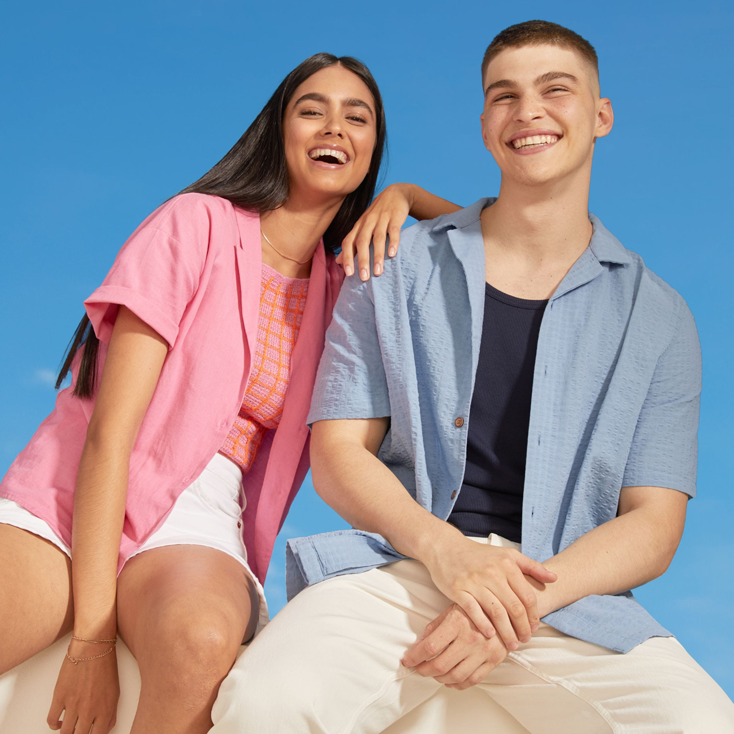 mujer y hombre sonriendo