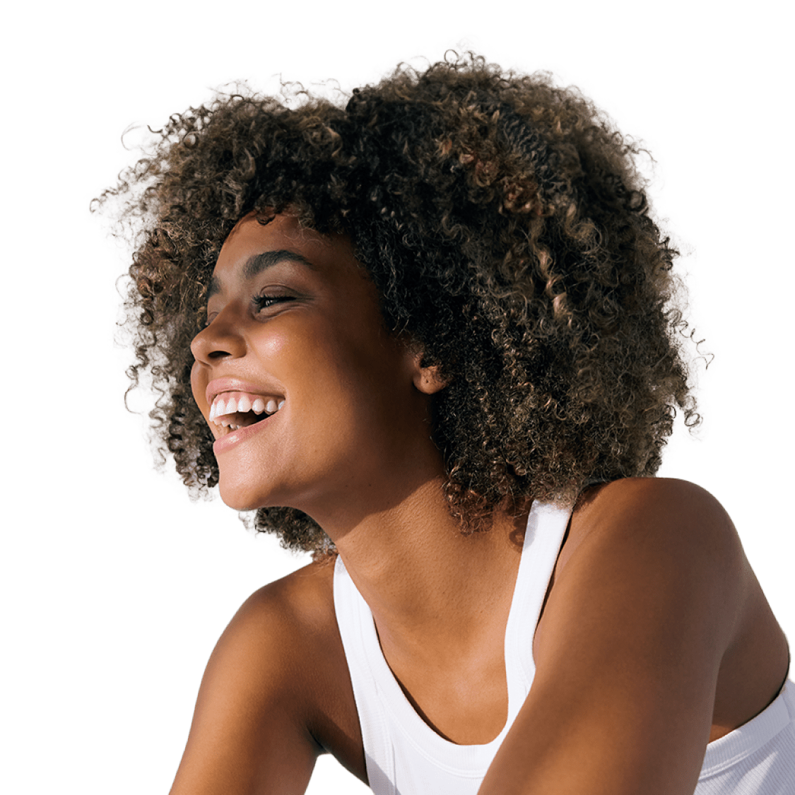 Mulher de cabelos cacheados sorrindo