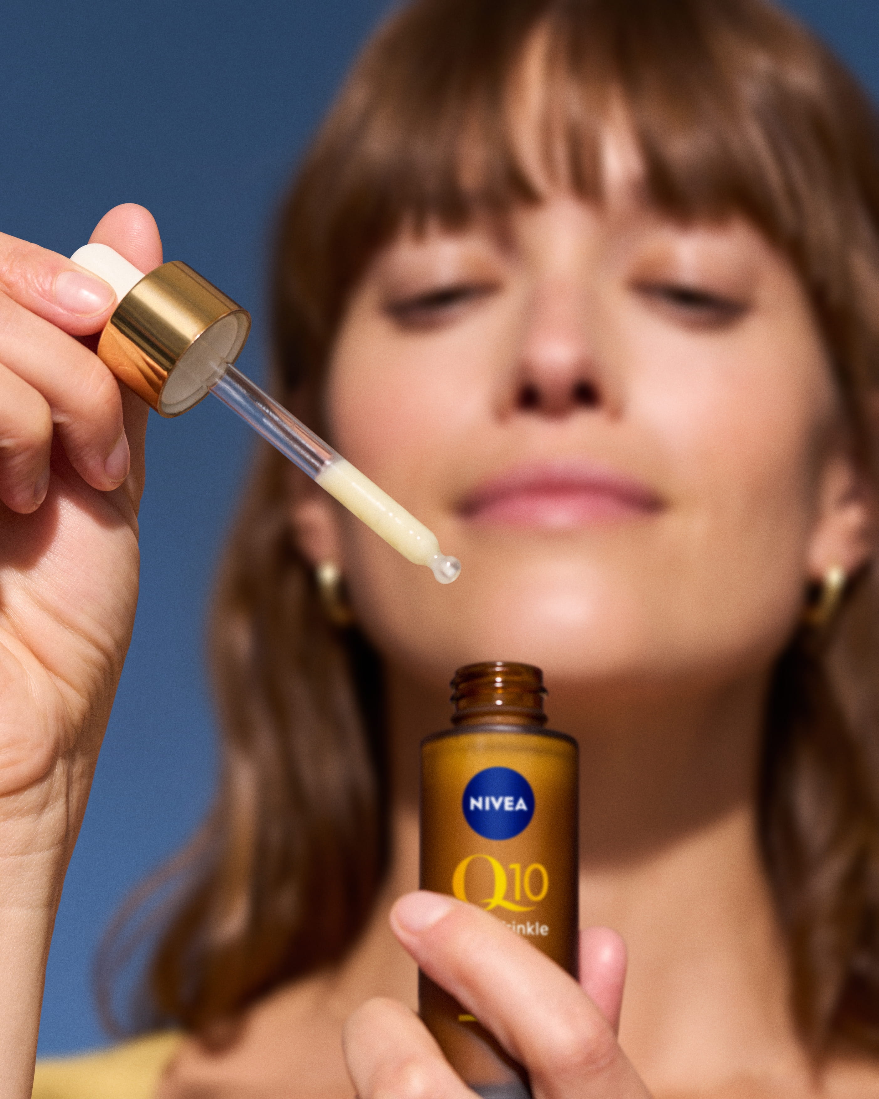 Person håller i NIVEA Q10 Serum