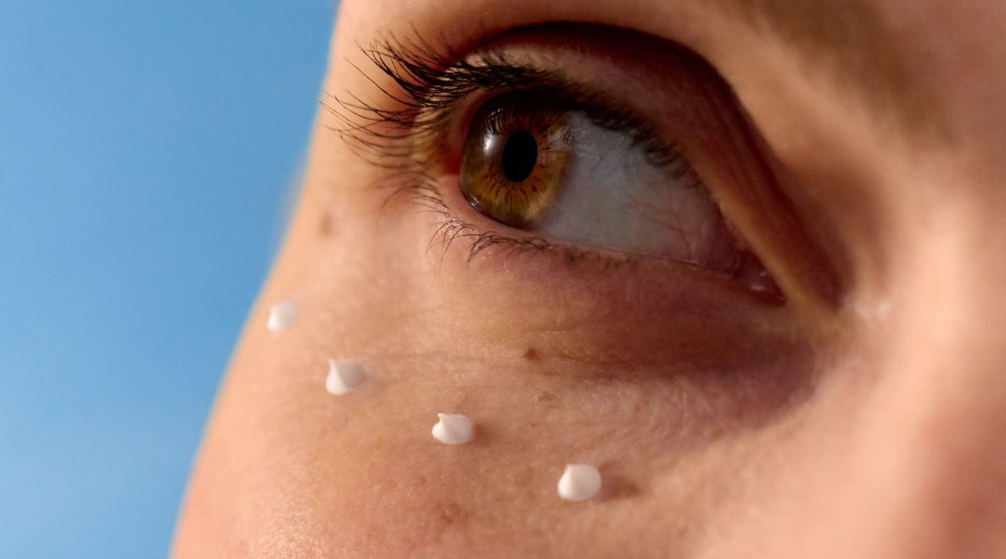 donna con nero sotto gli occhi