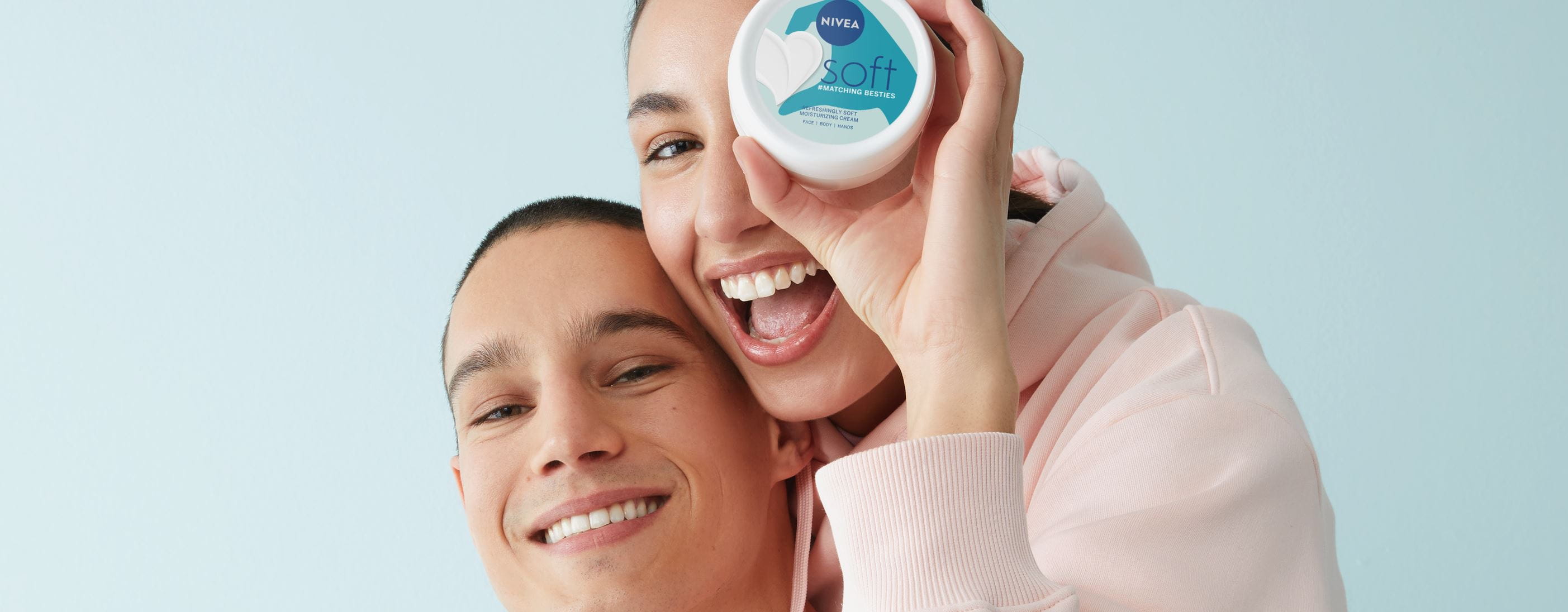 ungt par som använder Nivea Soft Cream