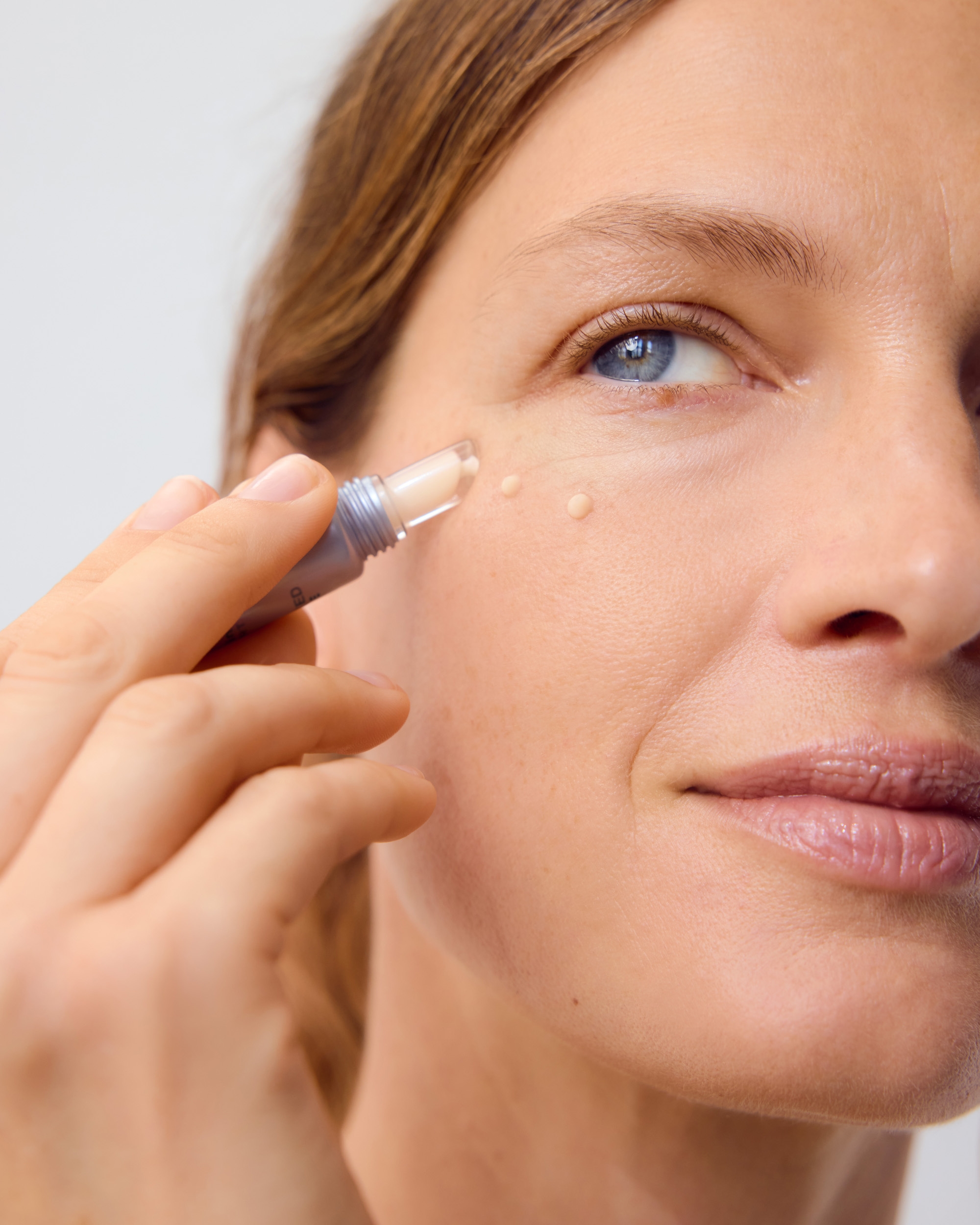 žena používající péči o pleť nivea