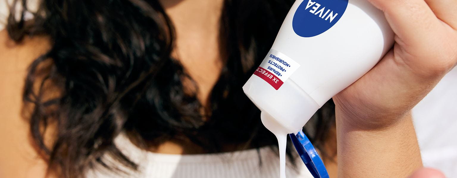 Frau mit Repair & Care Produkte