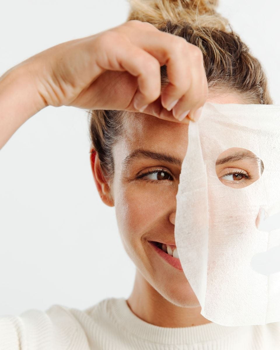 vrouw die een Nivea gezichtsmasker gebruikt