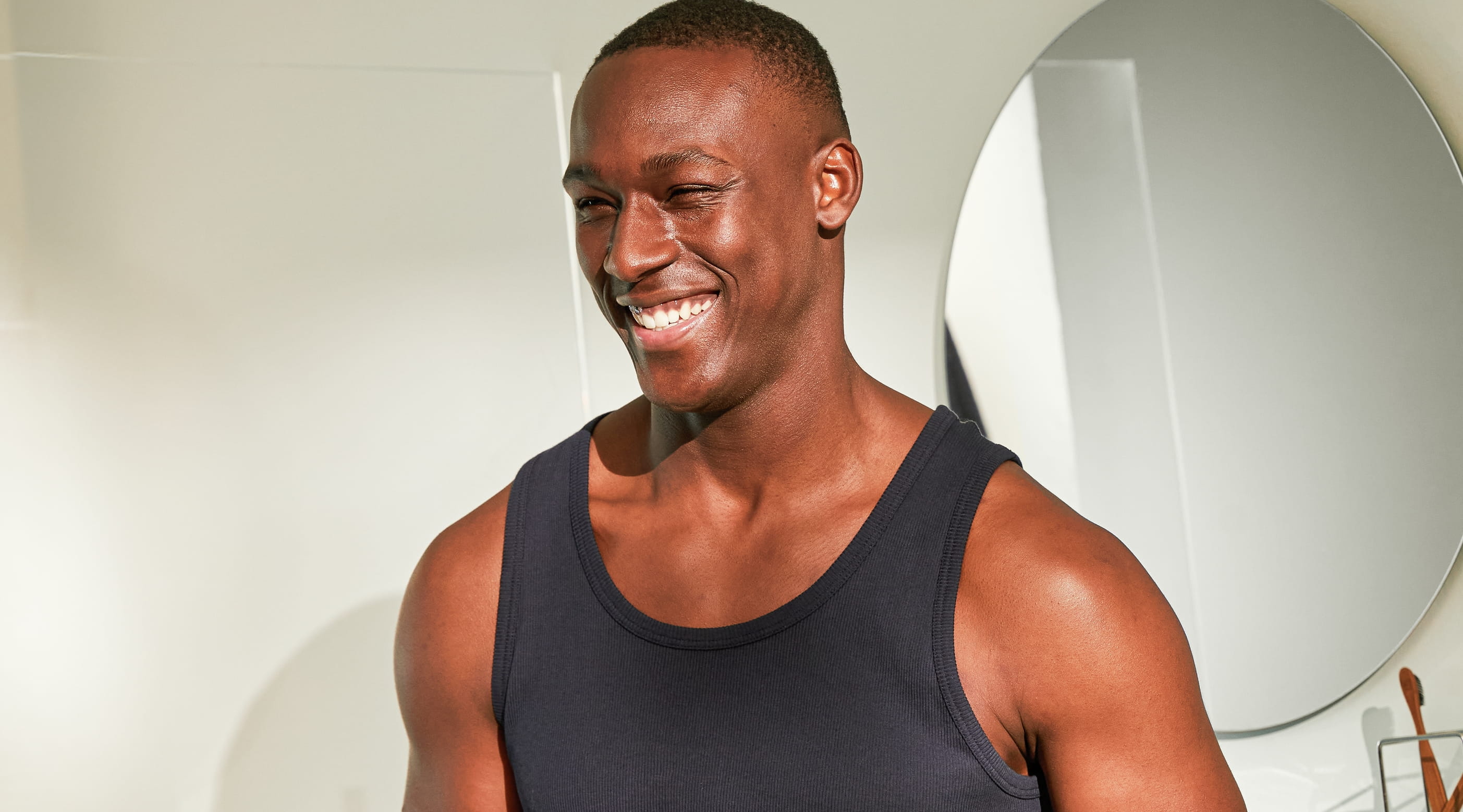 ung man i svart linne