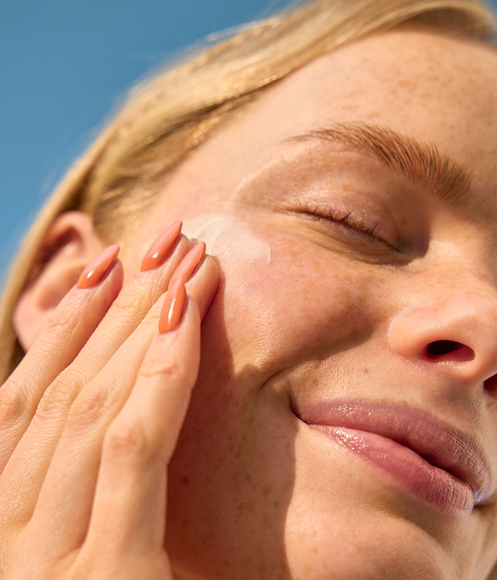 Ragazza con lentiggini sul viso, fototipo 1, protezione solare ideale +50