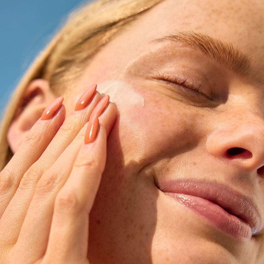 Ragazza con lentiggini sul viso, fototipo 1, protezione solare ideale +50