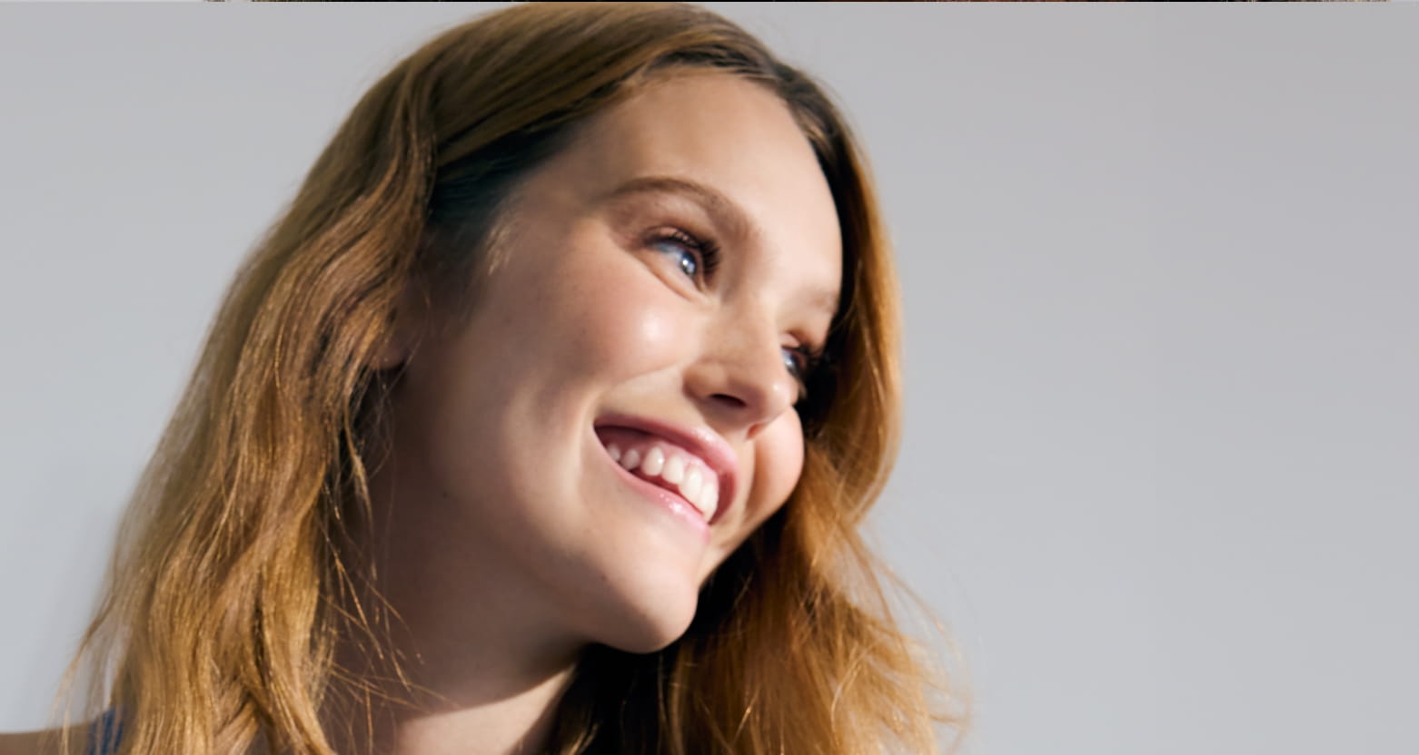 Mulher olhando para o lado e sorrindo