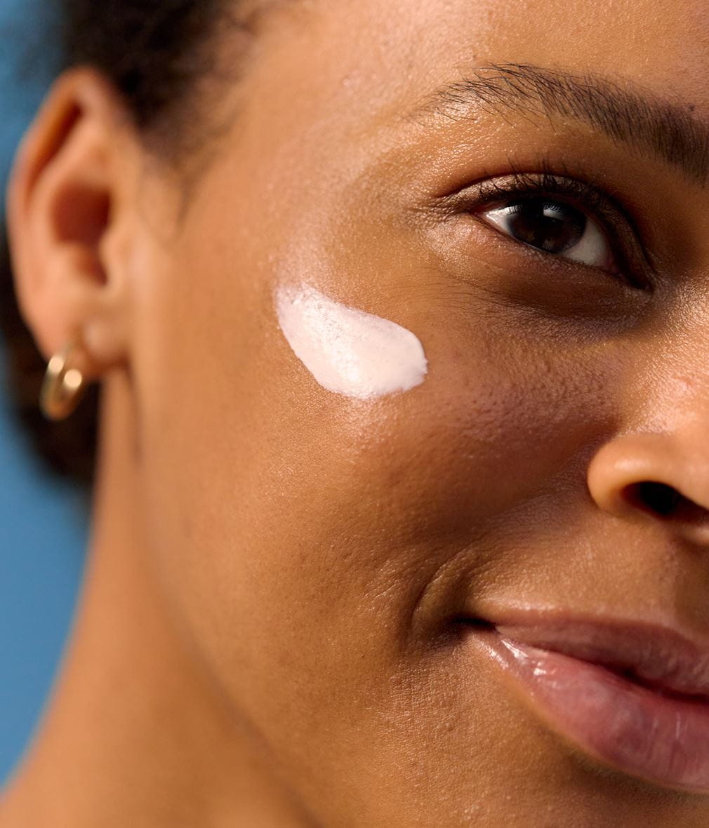 Mujer usando crema facial Nivea