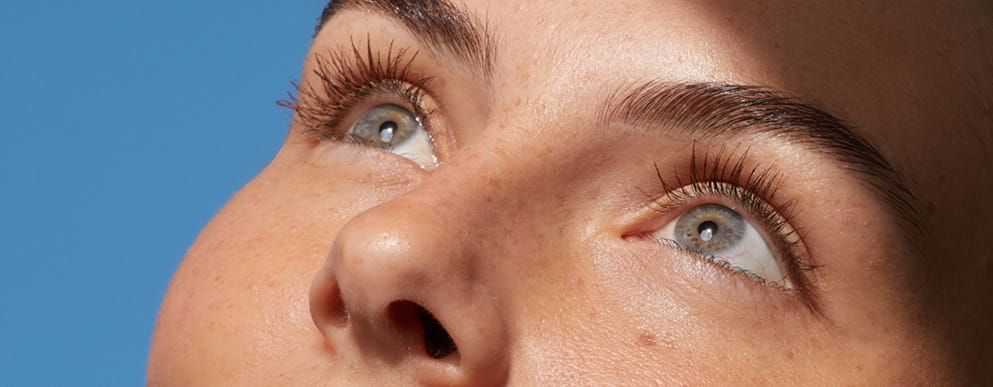 dame lacht met haar ogen dicht en sproeten