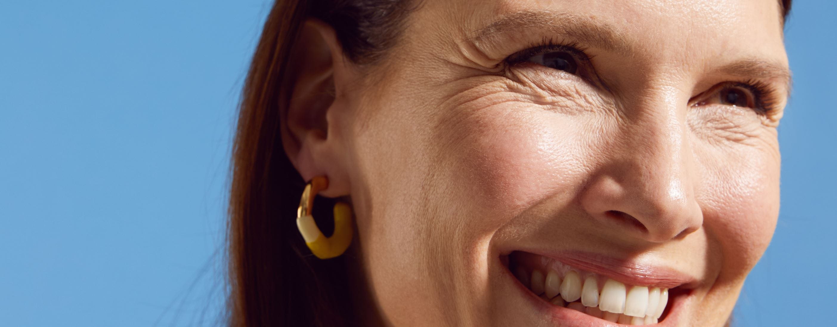 asiatisk flicka som står i ett grönt fält