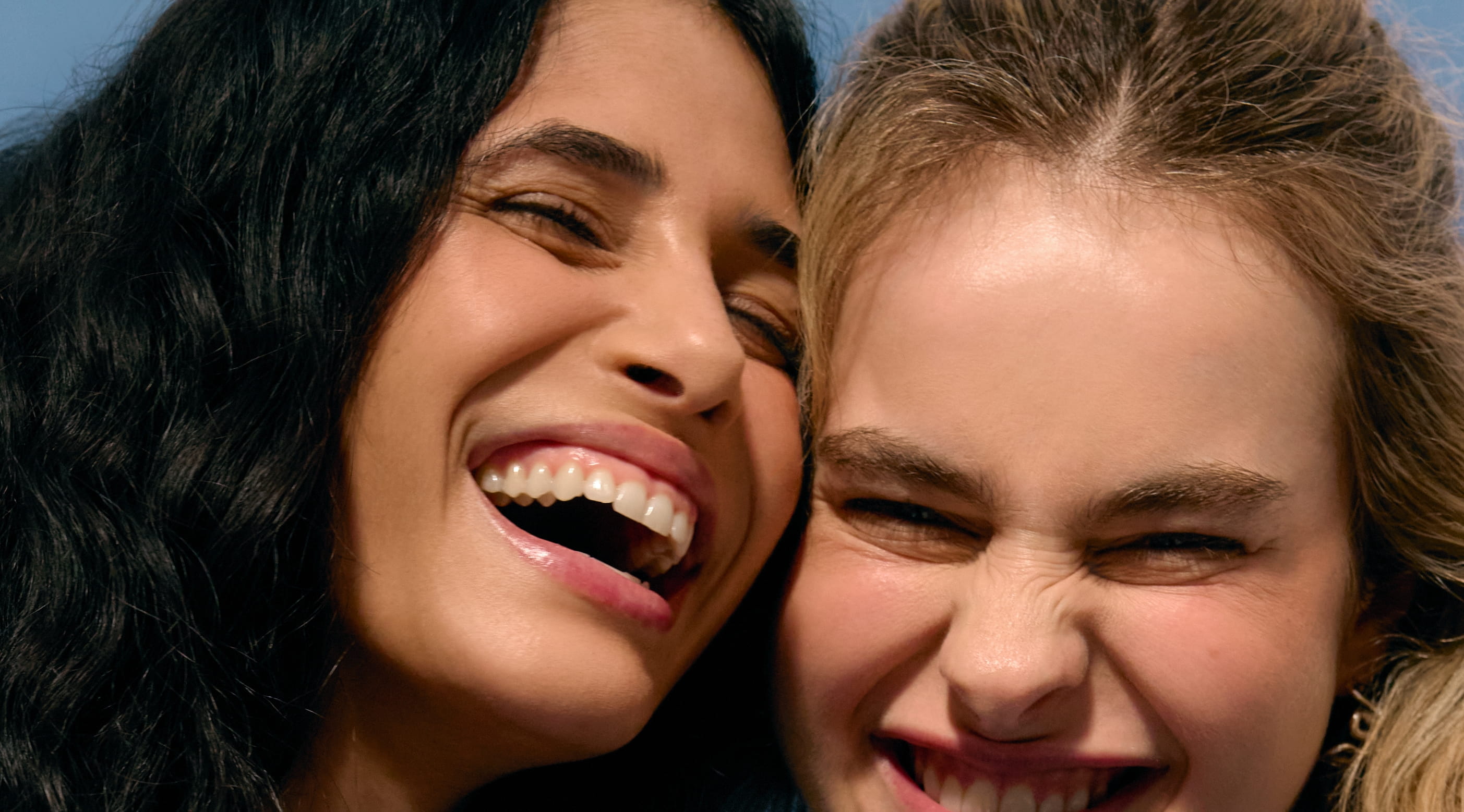 Två personer som skratter tillsammans