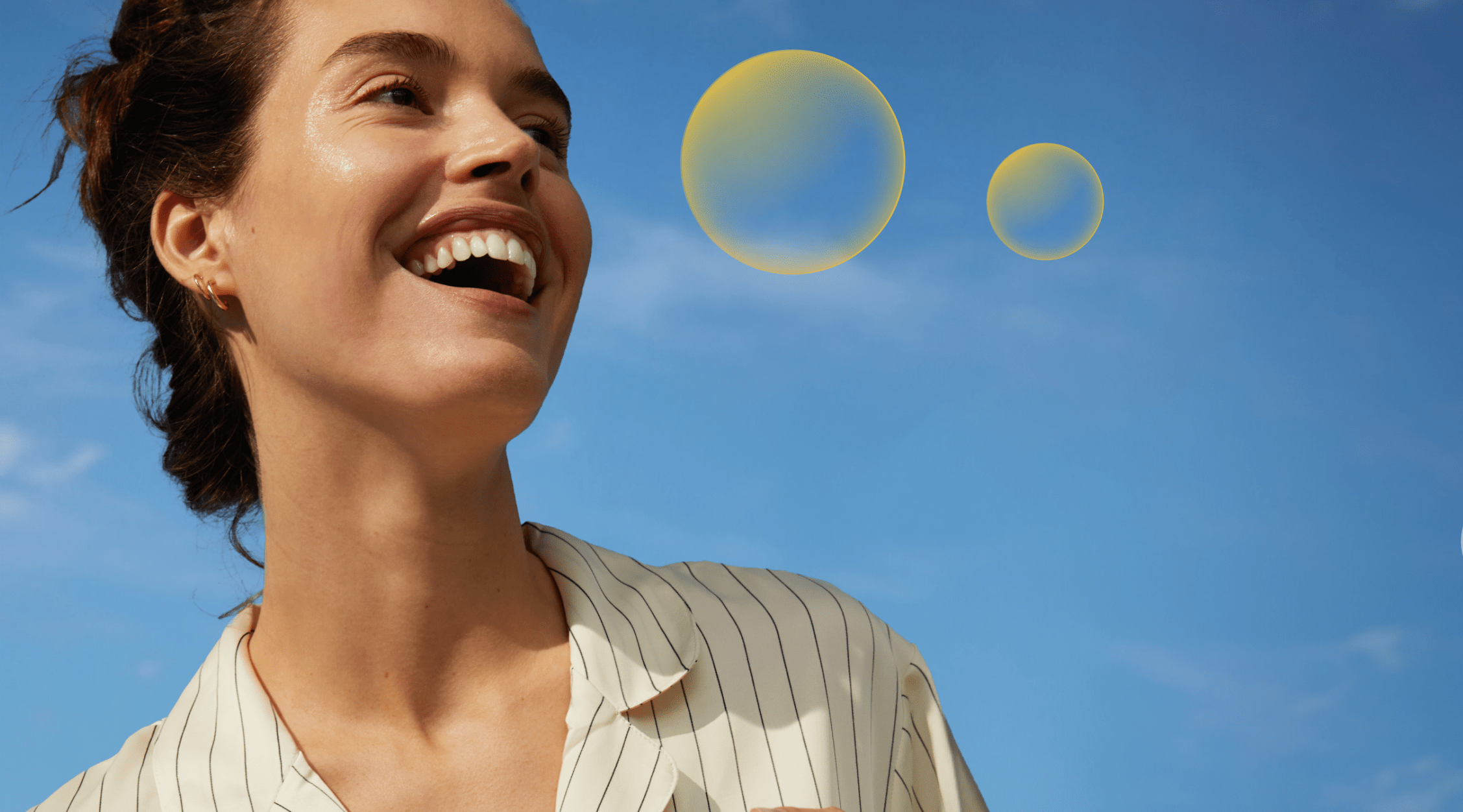 Persona sonriendo tras conocer los beneficios de la vitamina C