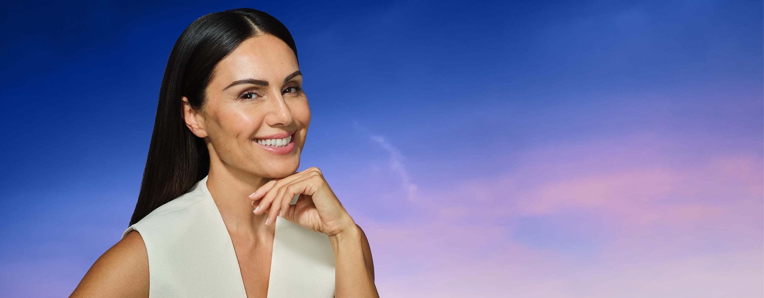 Nazan Eckes hat ihren Kopf auf Hand gestützt