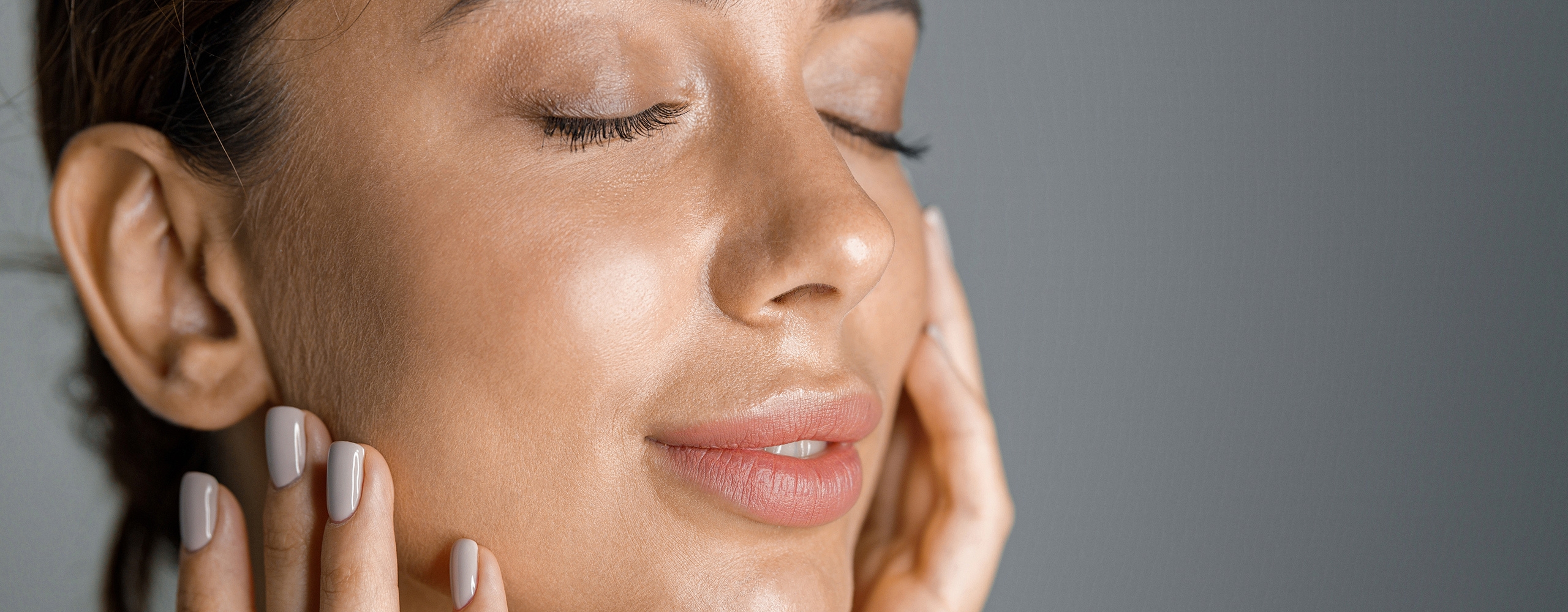 Mujer siguiendo la guía sobre la piel grasa