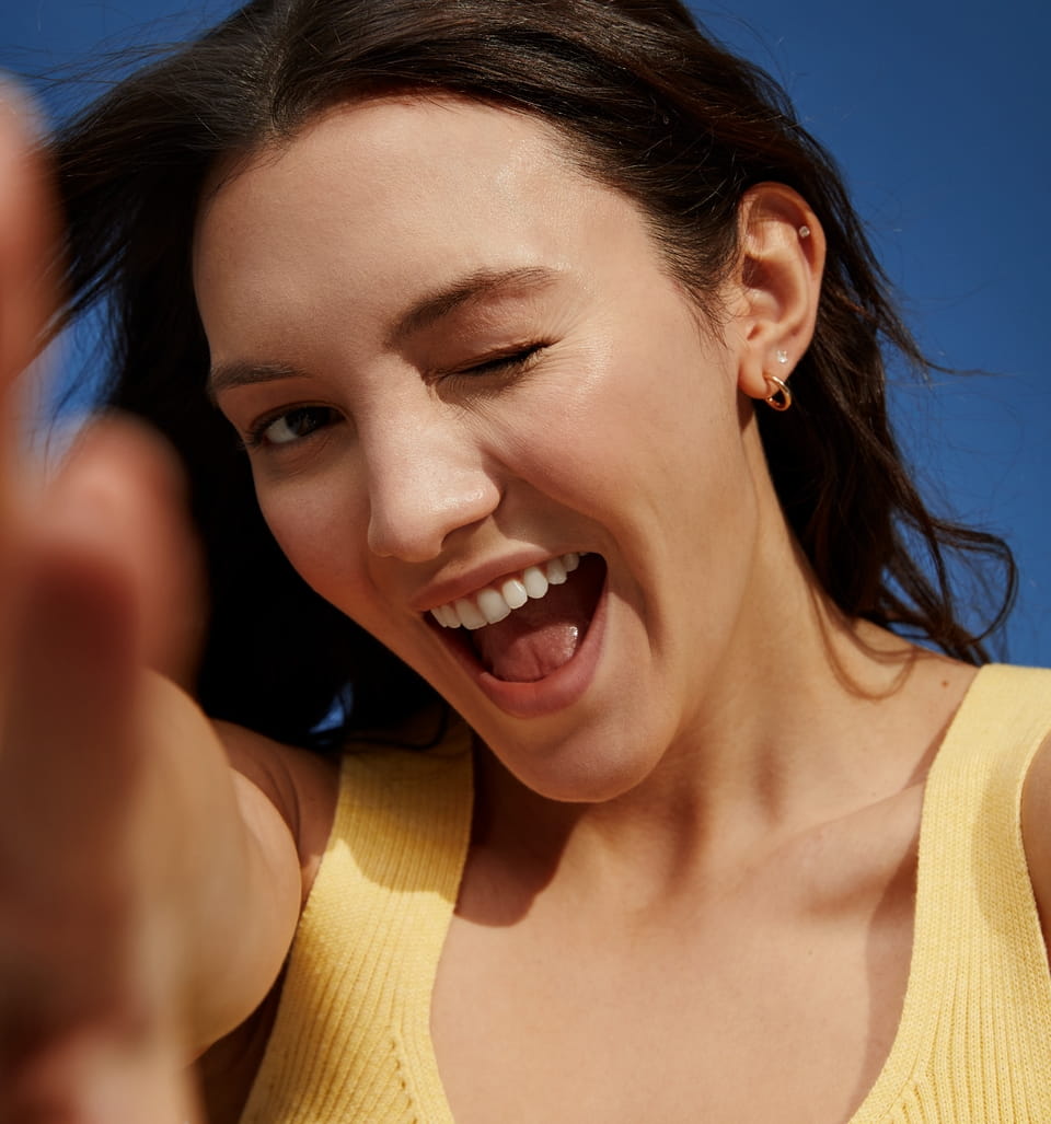 žena s pihami na zádech