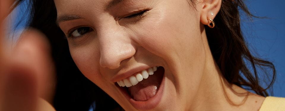 femme évitant le cou de dinde