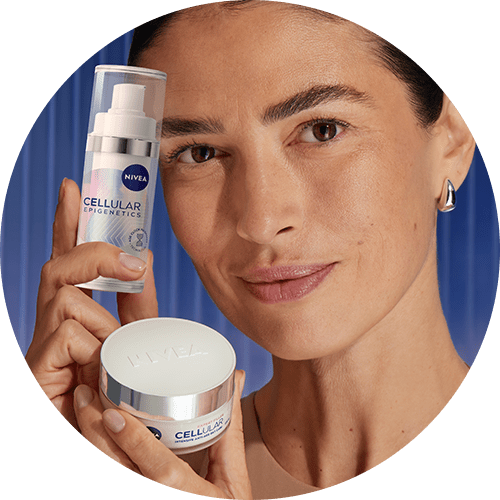 Una mujer, sosteniendo dos productos de NIVEA Cellular: Sérum y Crema de Día.