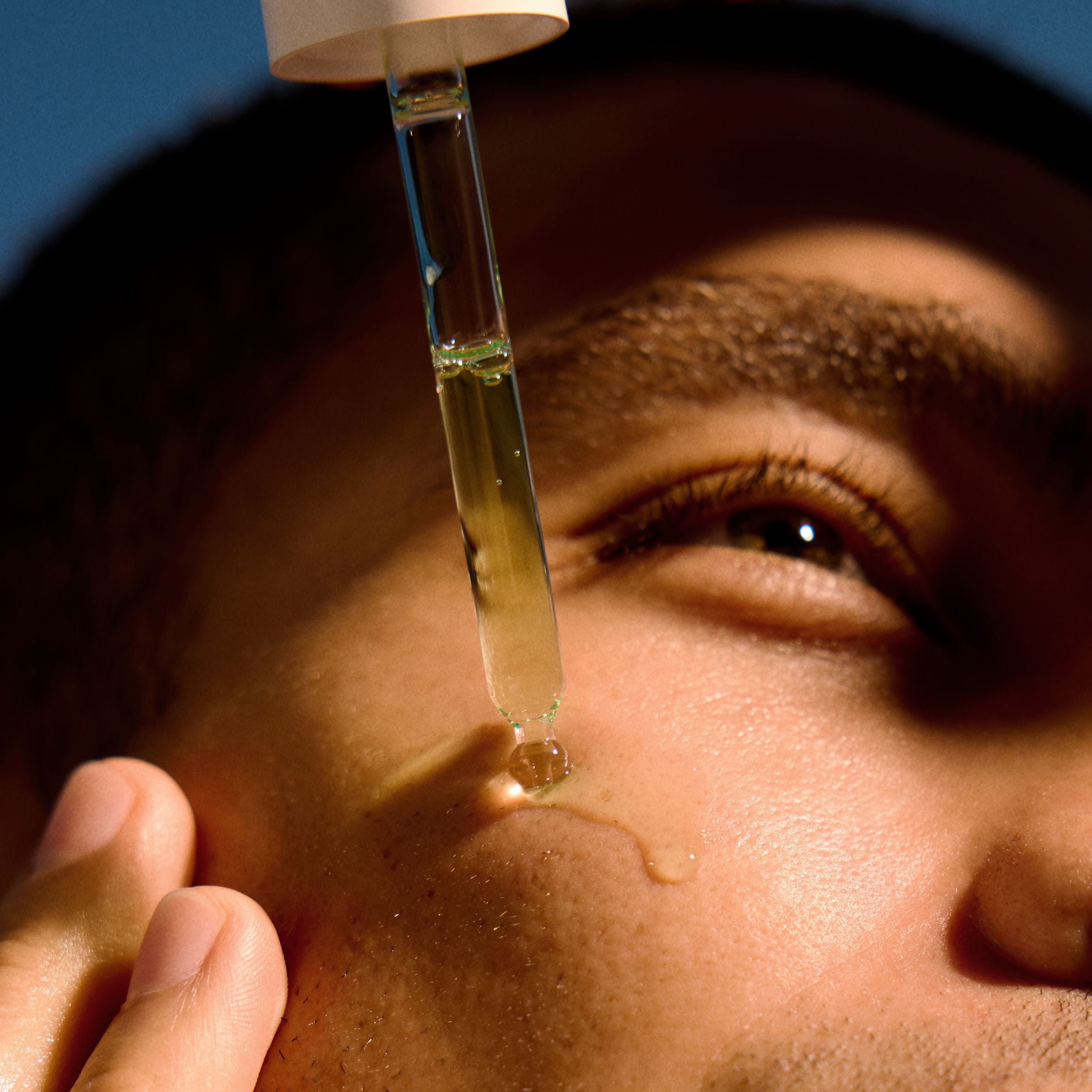 femme souriante utilisant de l'huile d'argan