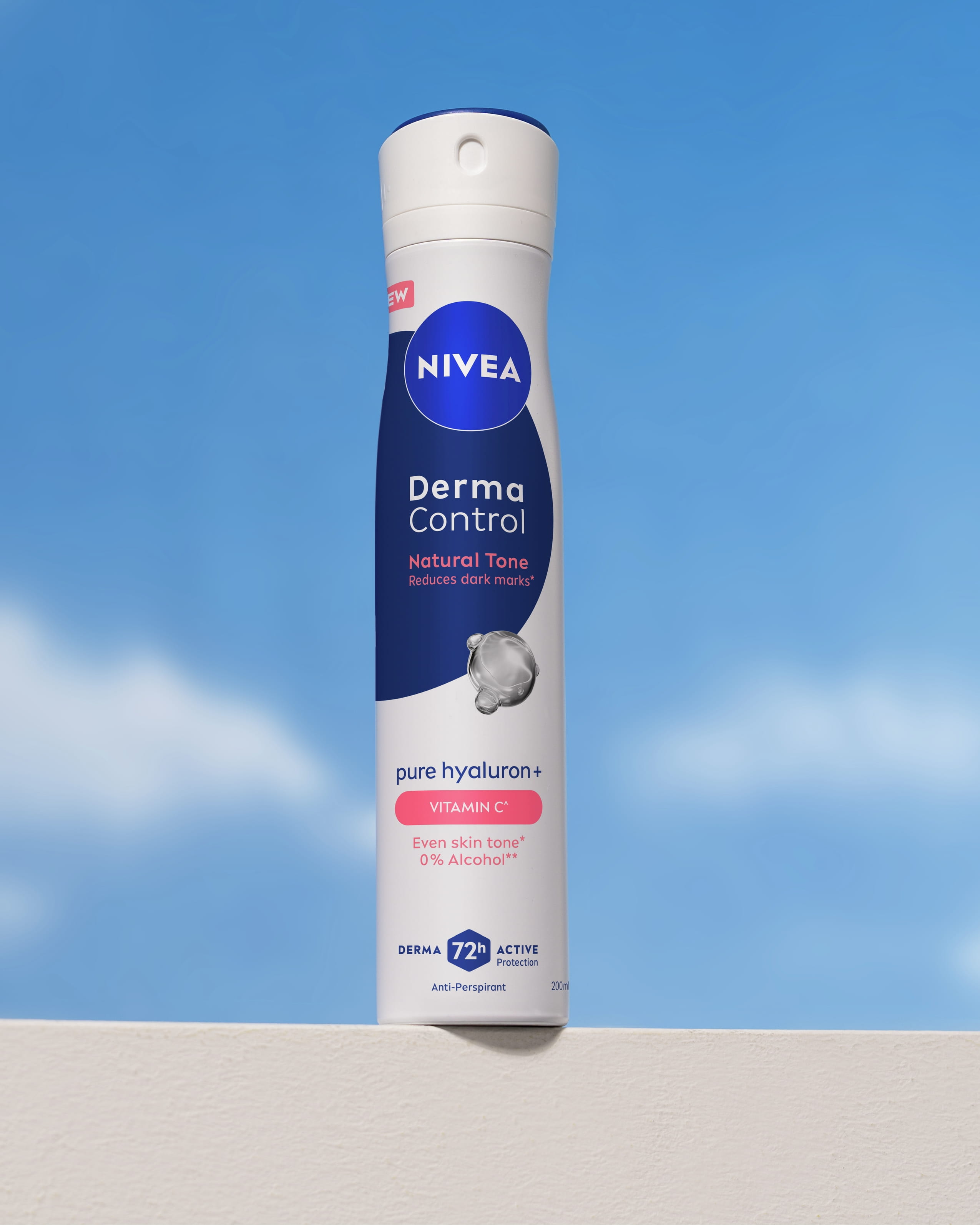 شابة تستخدم مزيل العرق Nivea Fresh Sensation