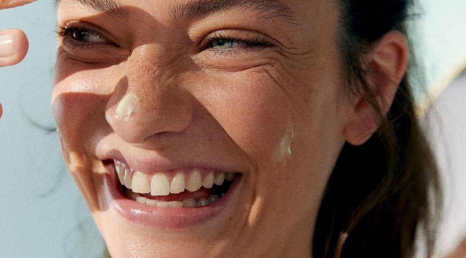 Frau, die Nivea-Serum aufträgt