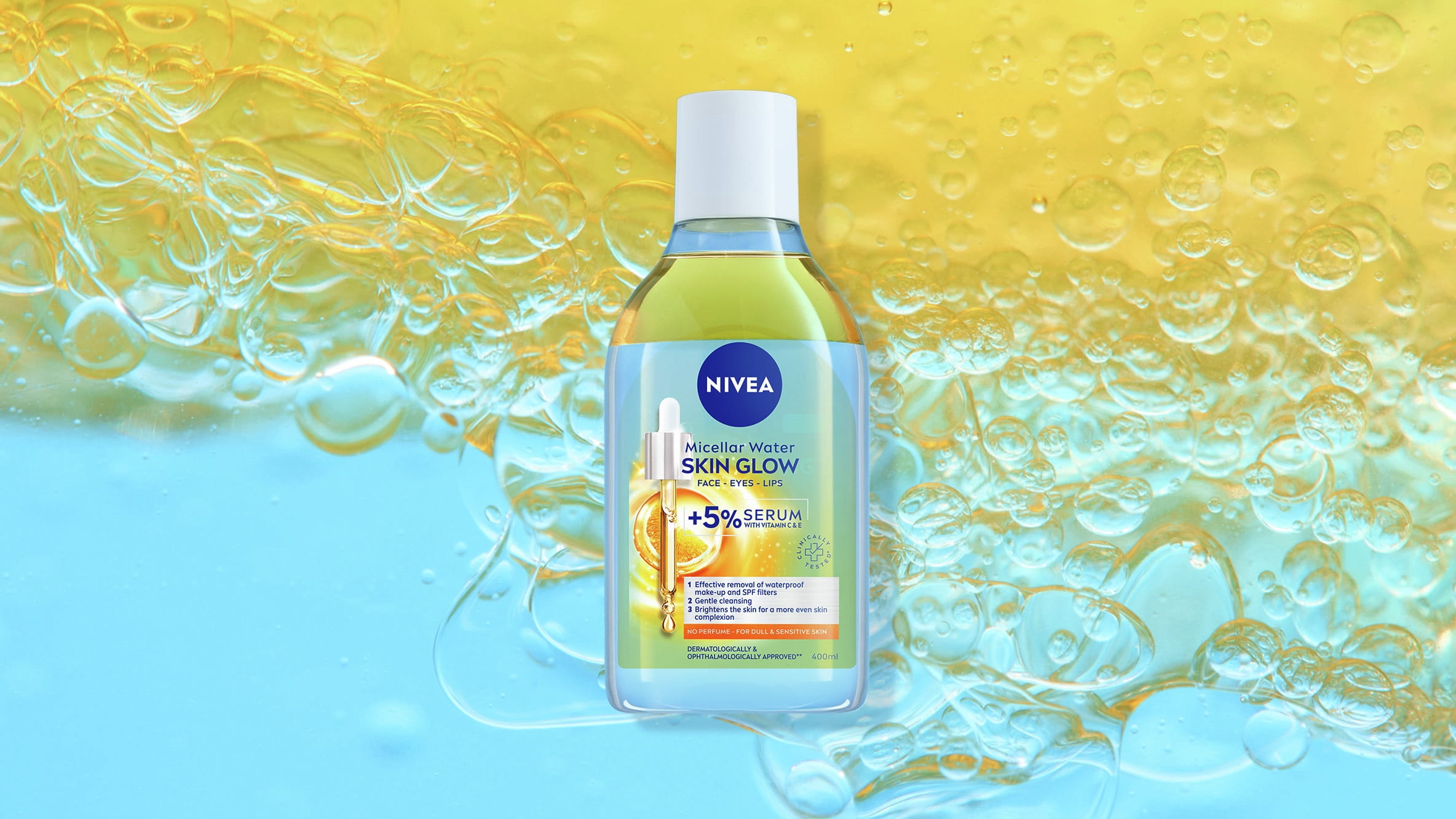 NIVEA Skin Glow Serum-Infused Micellar Water vist på en lys, boblende gul og blå baggrund