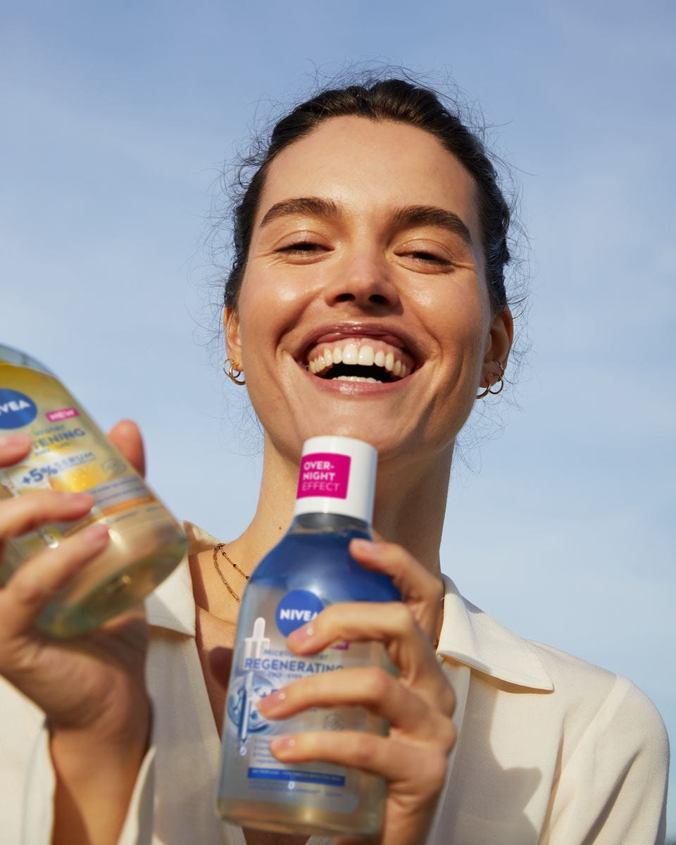 Mujer joven usando Nivea micelar