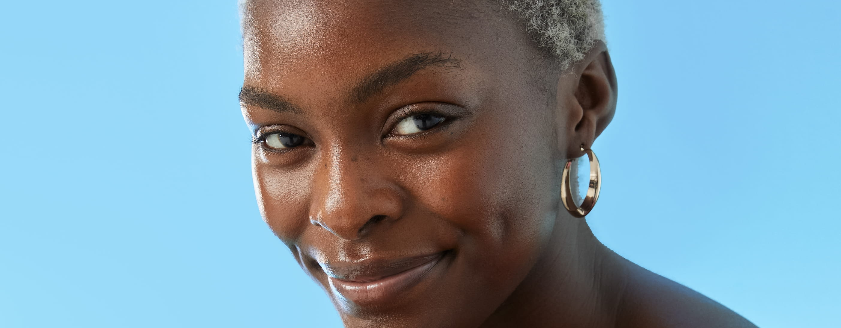 Junge afrikanische Frau mit kurzem blondem Haar